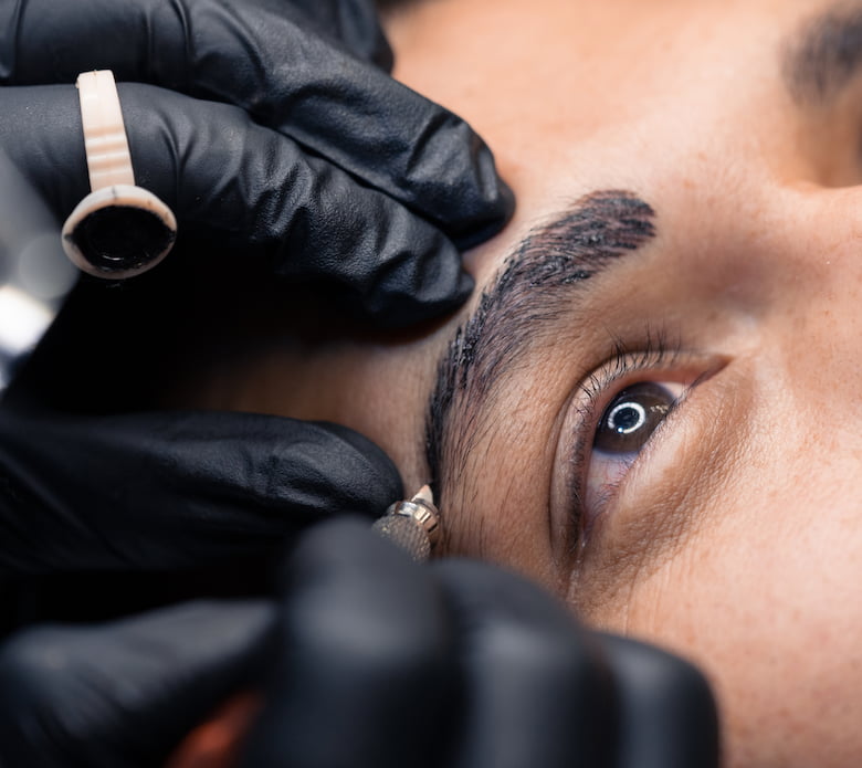 Servicios de barbería Barba Negra - Depilación de cejas con navaja